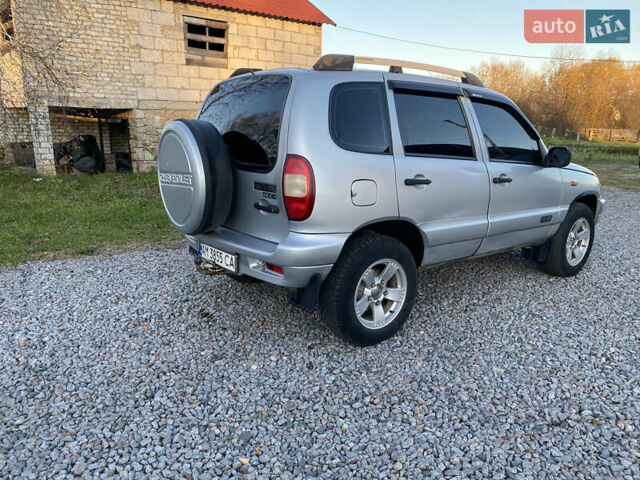 Серый Шевроле Нива, объемом двигателя 1.69 л и пробегом 270 тыс. км за 3350 $, фото 4 на Automoto.ua