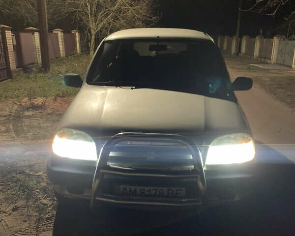 Серый Шевроле Нива, объемом двигателя 1.69 л и пробегом 175 тыс. км за 3000 $, фото 1 на Automoto.ua