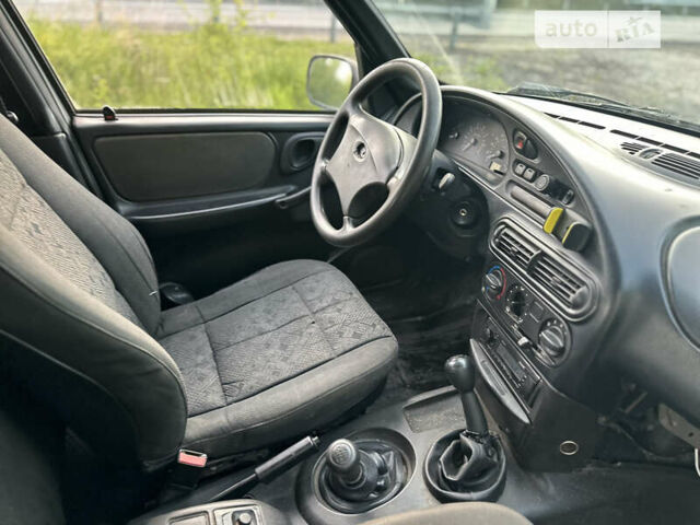 Серый Шевроле Нива, объемом двигателя 1.69 л и пробегом 195 тыс. км за 2400 $, фото 16 на Automoto.ua