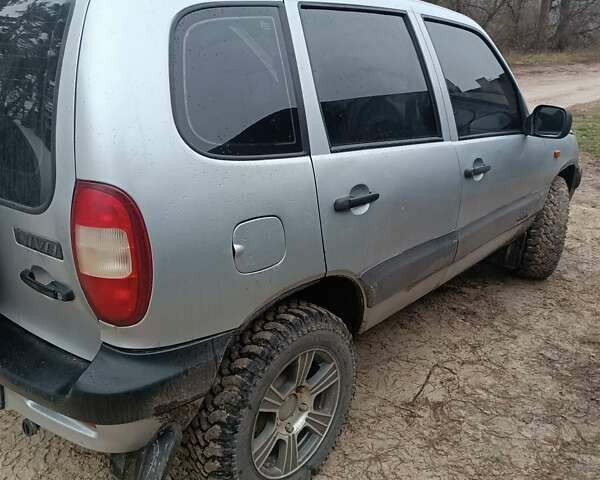 Серый Шевроле Нива, объемом двигателя 1.7 л и пробегом 193 тыс. км за 3000 $, фото 10 на Automoto.ua