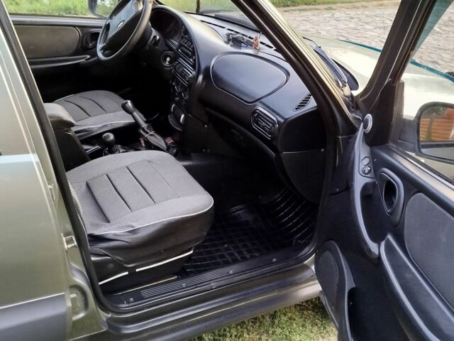 Сірий Шевроле Нива, об'ємом двигуна 0 л та пробігом 160 тис. км за 4100 $, фото 12 на Automoto.ua