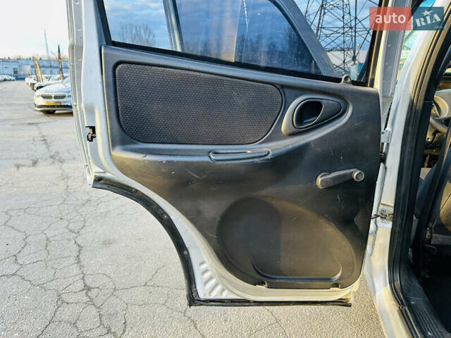 Сірий Шевроле Нива, об'ємом двигуна 1.7 л та пробігом 410 тис. км за 3850 $, фото 15 на Automoto.ua