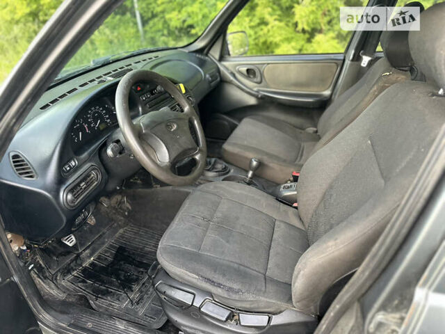 Серый Шевроле Нива, объемом двигателя 1.69 л и пробегом 195 тыс. км за 2400 $, фото 21 на Automoto.ua