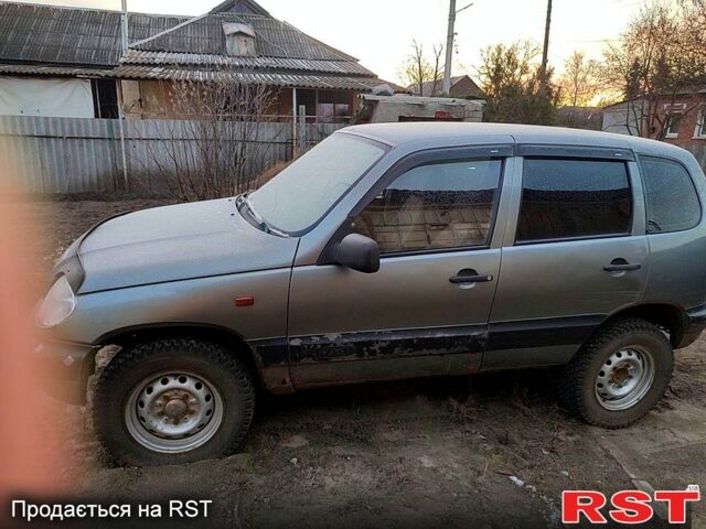 Сірий Шевроле Нива, об'ємом двигуна 1.7 л та пробігом 182 тис. км за 2000 $, фото 3 на Automoto.ua