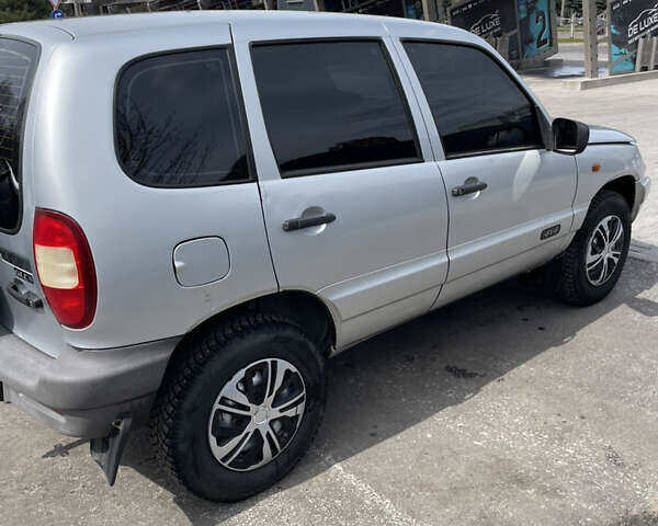 Серый Шевроле Нива, объемом двигателя 1.7 л и пробегом 140 тыс. км за 3800 $, фото 3 на Automoto.ua