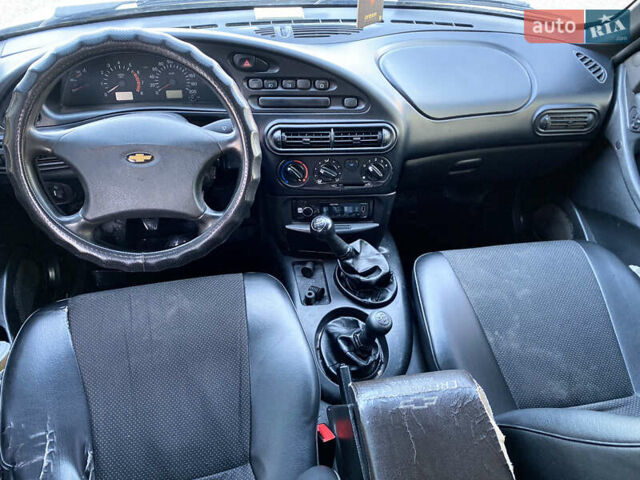Серый Шевроле Нива, объемом двигателя 1.69 л и пробегом 270 тыс. км за 3350 $, фото 9 на Automoto.ua