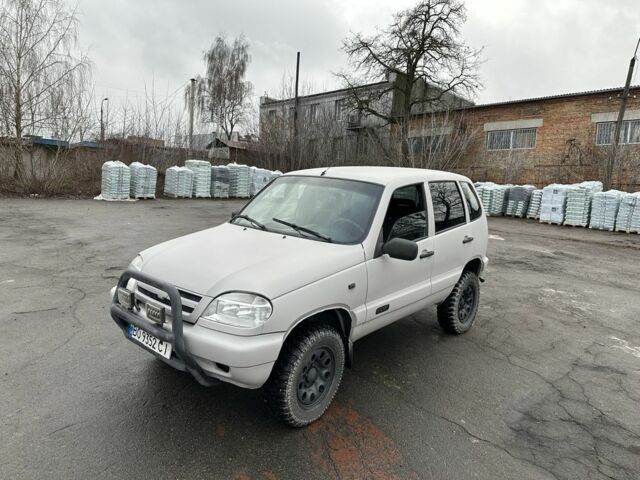 Сірий Шевроле Нива, об'ємом двигуна 1.7 л та пробігом 289 тис. км за 3900 $, фото 2 на Automoto.ua