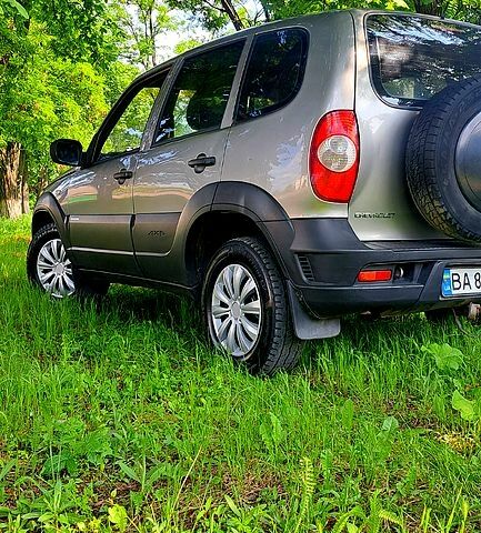 Серый Шевроле Нива, объемом двигателя 1.7 л и пробегом 230 тыс. км за 4300 $, фото 1 на Automoto.ua