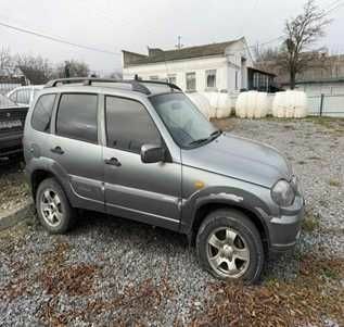 Серый Шевроле Нива, объемом двигателя 1.7 л и пробегом 451 тыс. км за 2012 $, фото 2 на Automoto.ua