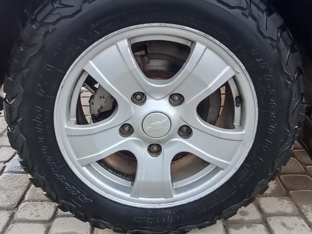 Серый Шевроле Нива, объемом двигателя 1.7 л и пробегом 140 тыс. км за 5500 $, фото 6 на Automoto.ua