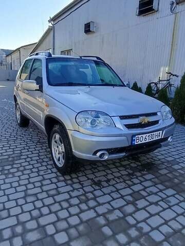 Серый Шевроле Нива, объемом двигателя 1.69 л и пробегом 140 тыс. км за 5500 $, фото 1 на Automoto.ua