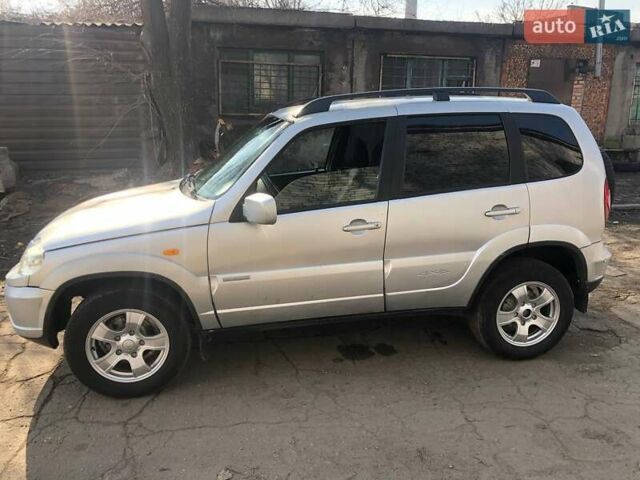 Серый Шевроле Нива, объемом двигателя 1.7 л и пробегом 250 тыс. км за 4500 $, фото 1 на Automoto.ua