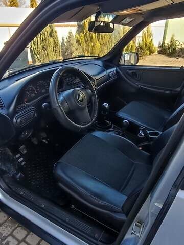 Серый Шевроле Нива, объемом двигателя 1.69 л и пробегом 140 тыс. км за 5500 $, фото 6 на Automoto.ua