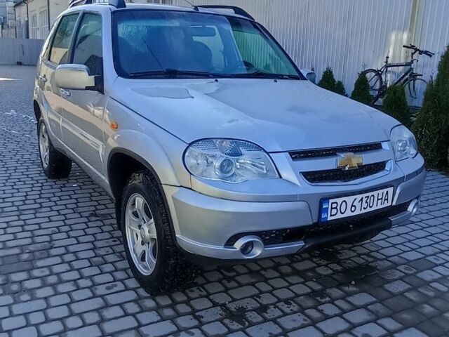 Серый Шевроле Нива, объемом двигателя 1.7 л и пробегом 140 тыс. км за 5500 $, фото 2 на Automoto.ua