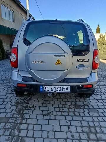 Серый Шевроле Нива, объемом двигателя 1.69 л и пробегом 140 тыс. км за 5500 $, фото 4 на Automoto.ua