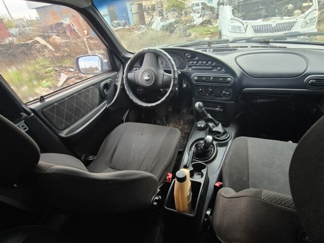 Сірий Шевроле Нива, об'ємом двигуна 1.7 л та пробігом 163 тис. км за 5000 $, фото 2 на Automoto.ua