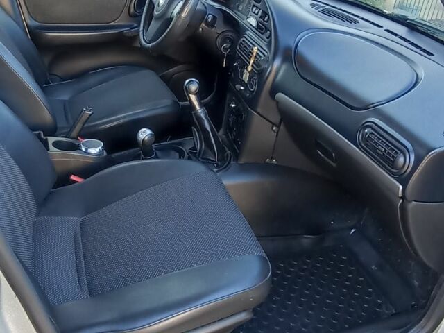 Серый Шевроле Нива, объемом двигателя 1.7 л и пробегом 140 тыс. км за 5500 $, фото 5 на Automoto.ua