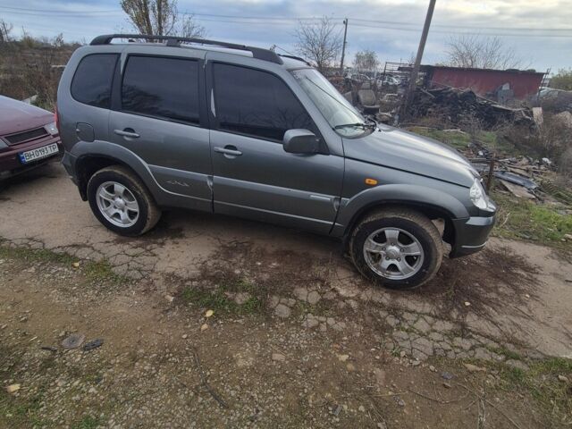 Сірий Шевроле Нива, об'ємом двигуна 1.7 л та пробігом 163 тис. км за 5000 $, фото 1 на Automoto.ua