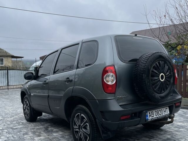 Серый Шевроле Нива, объемом двигателя 1.7 л и пробегом 137 тыс. км за 5500 $, фото 3 на Automoto.ua