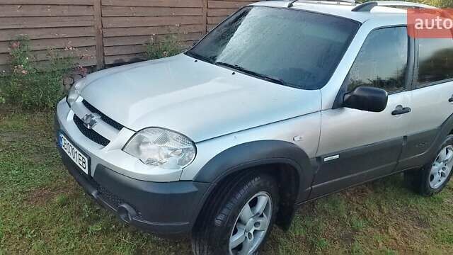 Серый Шевроле Нива, объемом двигателя 1.69 л и пробегом 155 тыс. км за 5200 $, фото 1 на Automoto.ua