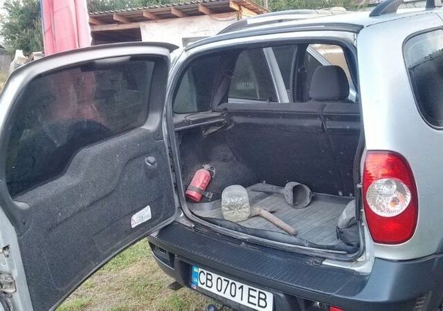 Серый Шевроле Нива, объемом двигателя 1.7 л и пробегом 155 тыс. км за 5200 $, фото 7 на Automoto.ua