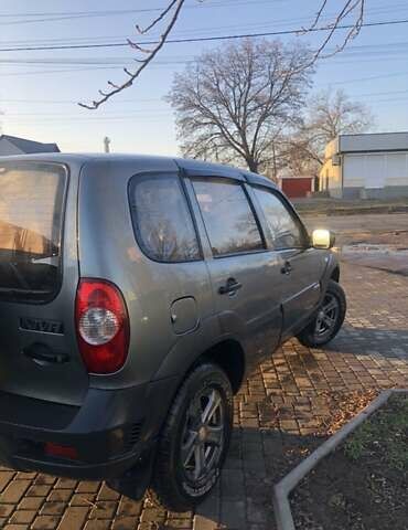 Серый Шевроле Нива, объемом двигателя 1.7 л и пробегом 74 тыс. км за 5500 $, фото 2 на Automoto.ua