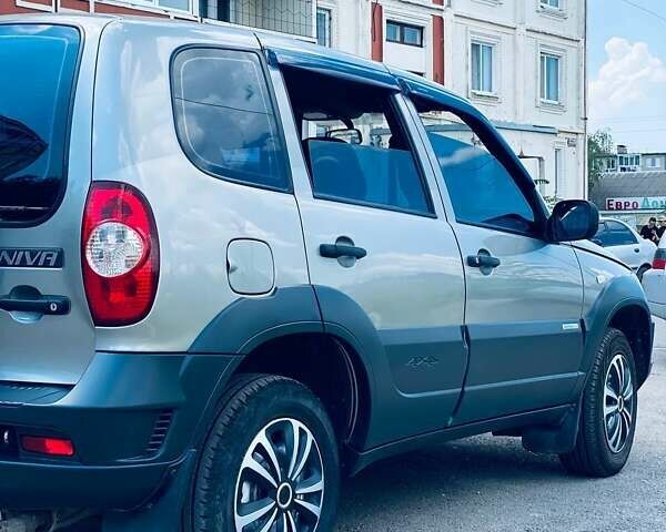 Сірий Шевроле Нива, об'ємом двигуна 1.7 л та пробігом 206 тис. км за 5500 $, фото 5 на Automoto.ua