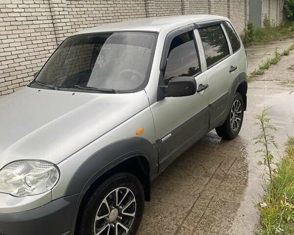 Серый Шевроле Нива, объемом двигателя 1.69 л и пробегом 65 тыс. км за 6500 $, фото 2 на Automoto.ua