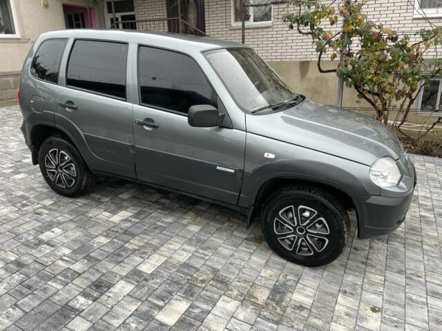 Серый Шевроле Нива, объемом двигателя 1.7 л и пробегом 137 тыс. км за 5500 $, фото 5 на Automoto.ua