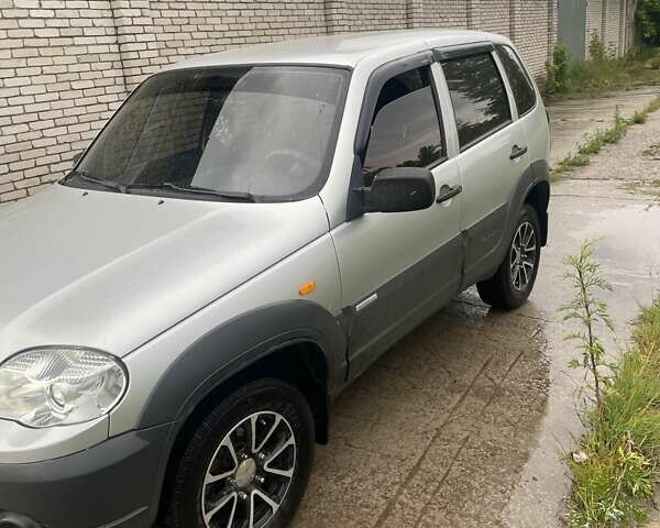 Серый Шевроле Нива, объемом двигателя 1.69 л и пробегом 65 тыс. км за 6500 $, фото 1 на Automoto.ua