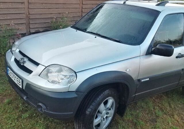 Серый Шевроле Нива, объемом двигателя 1.7 л и пробегом 155 тыс. км за 5200 $, фото 4 на Automoto.ua