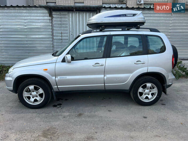 Сірий Шевроле Нива, об'ємом двигуна 1.69 л та пробігом 78 тис. км за 7500 $, фото 1 на Automoto.ua