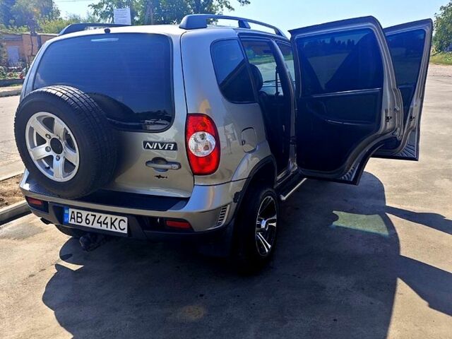 Сірий Шевроле Нива, об'ємом двигуна 1.7 л та пробігом 80 тис. км за 5800 $, фото 1 на Automoto.ua
