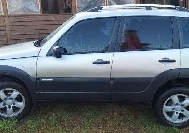 Серый Шевроле Нива, объемом двигателя 1.7 л и пробегом 155 тыс. км за 5200 $, фото 2 на Automoto.ua