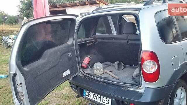 Серый Шевроле Нива, объемом двигателя 1.69 л и пробегом 155 тыс. км за 5200 $, фото 8 на Automoto.ua