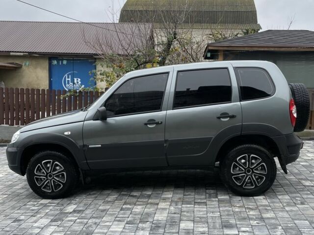 Серый Шевроле Нива, объемом двигателя 1.7 л и пробегом 137 тыс. км за 5500 $, фото 4 на Automoto.ua