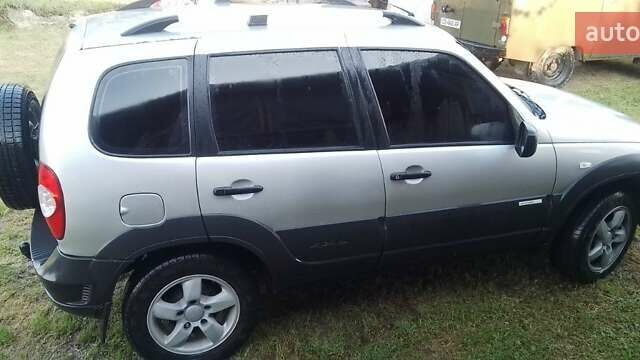 Серый Шевроле Нива, объемом двигателя 1.69 л и пробегом 155 тыс. км за 5200 $, фото 2 на Automoto.ua