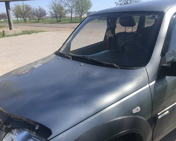 Серый Шевроле Нива, объемом двигателя 1.7 л и пробегом 74 тыс. км за 5500 $, фото 3 на Automoto.ua