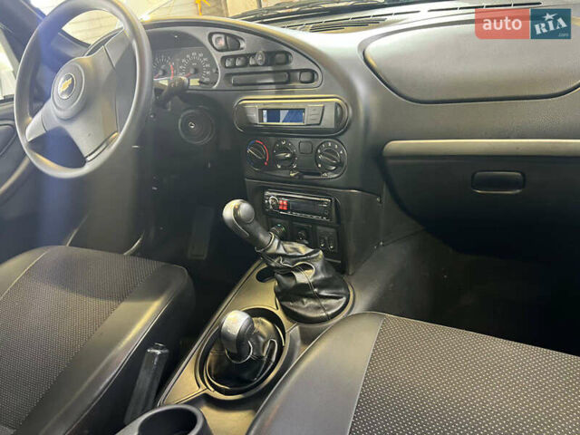 Сірий Шевроле Нива, об'ємом двигуна 1.69 л та пробігом 78 тис. км за 7500 $, фото 3 на Automoto.ua