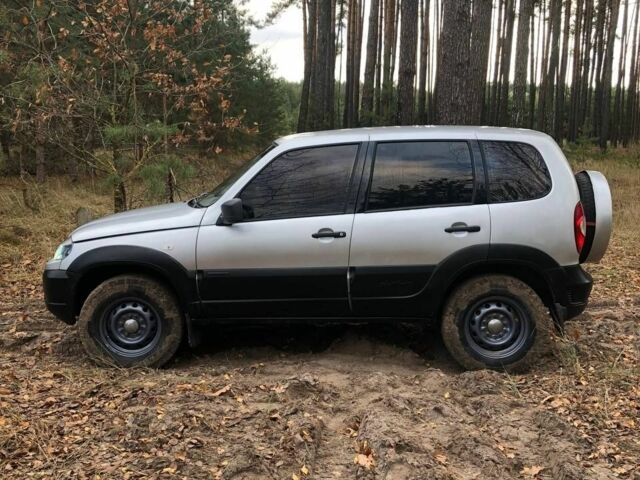 Сірий Шевроле Нива, об'ємом двигуна 1.7 л та пробігом 272 тис. км за 5000 $, фото 21 на Automoto.ua