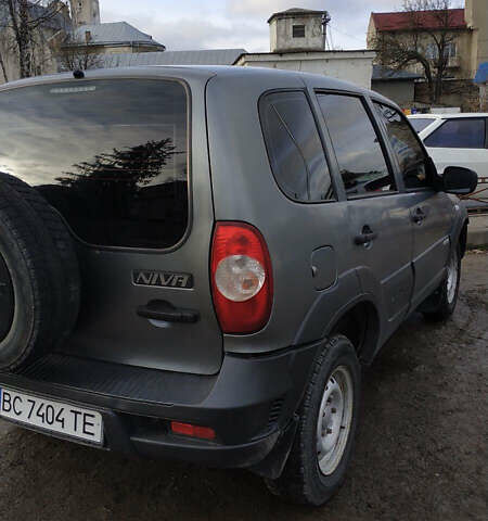 Серый Шевроле Нива, объемом двигателя 1.7 л и пробегом 100 тыс. км за 3800 $, фото 6 на Automoto.ua