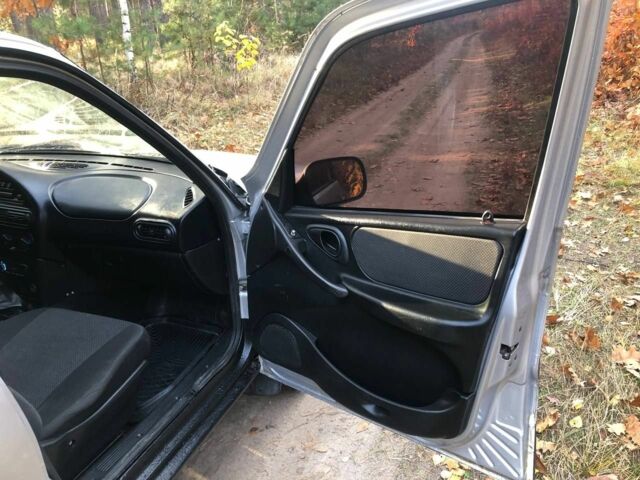 Сірий Шевроле Нива, об'ємом двигуна 1.7 л та пробігом 272 тис. км за 5000 $, фото 9 на Automoto.ua