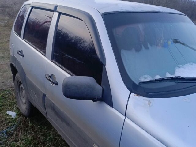 Серый Шевроле Нива, объемом двигателя 1.7 л и пробегом 500 тыс. км за 3500 $, фото 4 на Automoto.ua