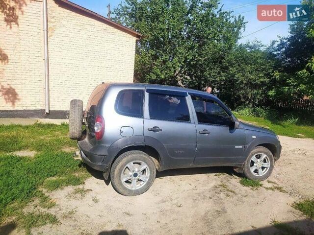 Сірий Шевроле Нива, об'ємом двигуна 1.7 л та пробігом 220 тис. км за 4500 $, фото 3 на Automoto.ua