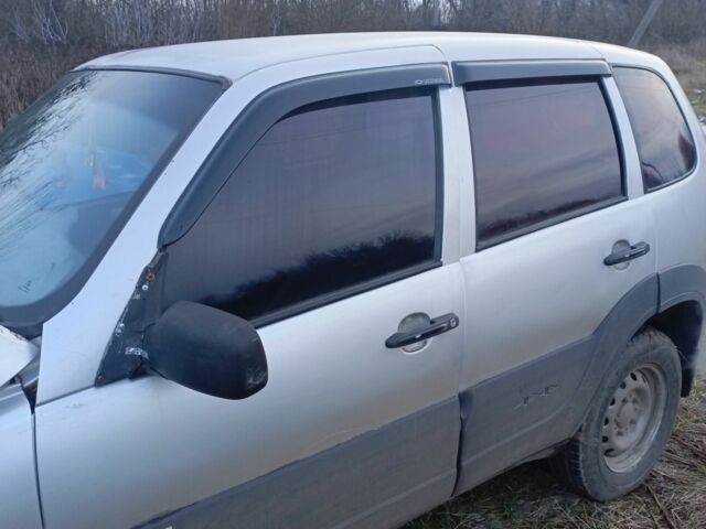 Серый Шевроле Нива, объемом двигателя 1.7 л и пробегом 500 тыс. км за 3500 $, фото 6 на Automoto.ua