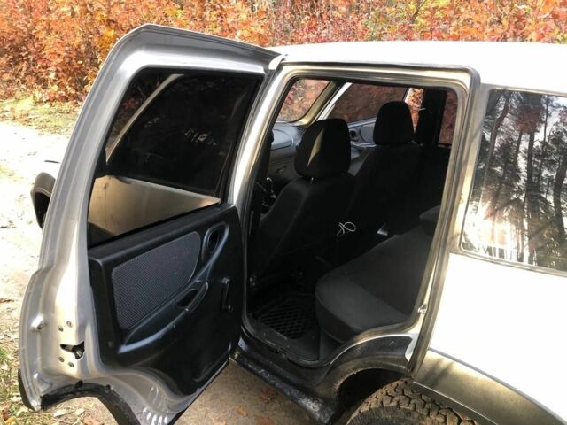 Сірий Шевроле Нива, об'ємом двигуна 1.7 л та пробігом 272 тис. км за 5000 $, фото 10 на Automoto.ua