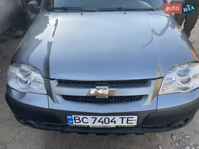 Серый Шевроле Нива, объемом двигателя 1.7 л и пробегом 100 тыс. км за 3800 $, фото 5 на Automoto.ua