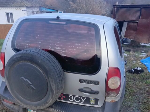 Серый Шевроле Нива, объемом двигателя 1.7 л и пробегом 500 тыс. км за 3500 $, фото 5 на Automoto.ua