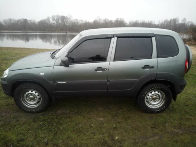 Серый Шевроле Нива, объемом двигателя 1.7 л и пробегом 157 тыс. км за 5500 $, фото 7 на Automoto.ua