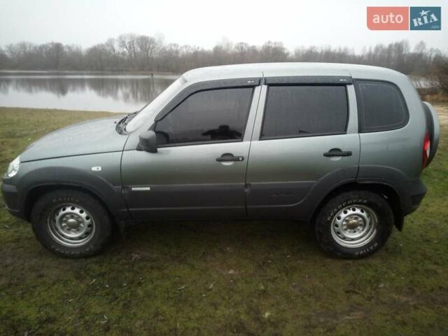 Серый Шевроле Нива, объемом двигателя 1.69 л и пробегом 157 тыс. км за 5500 $, фото 8 на Automoto.ua